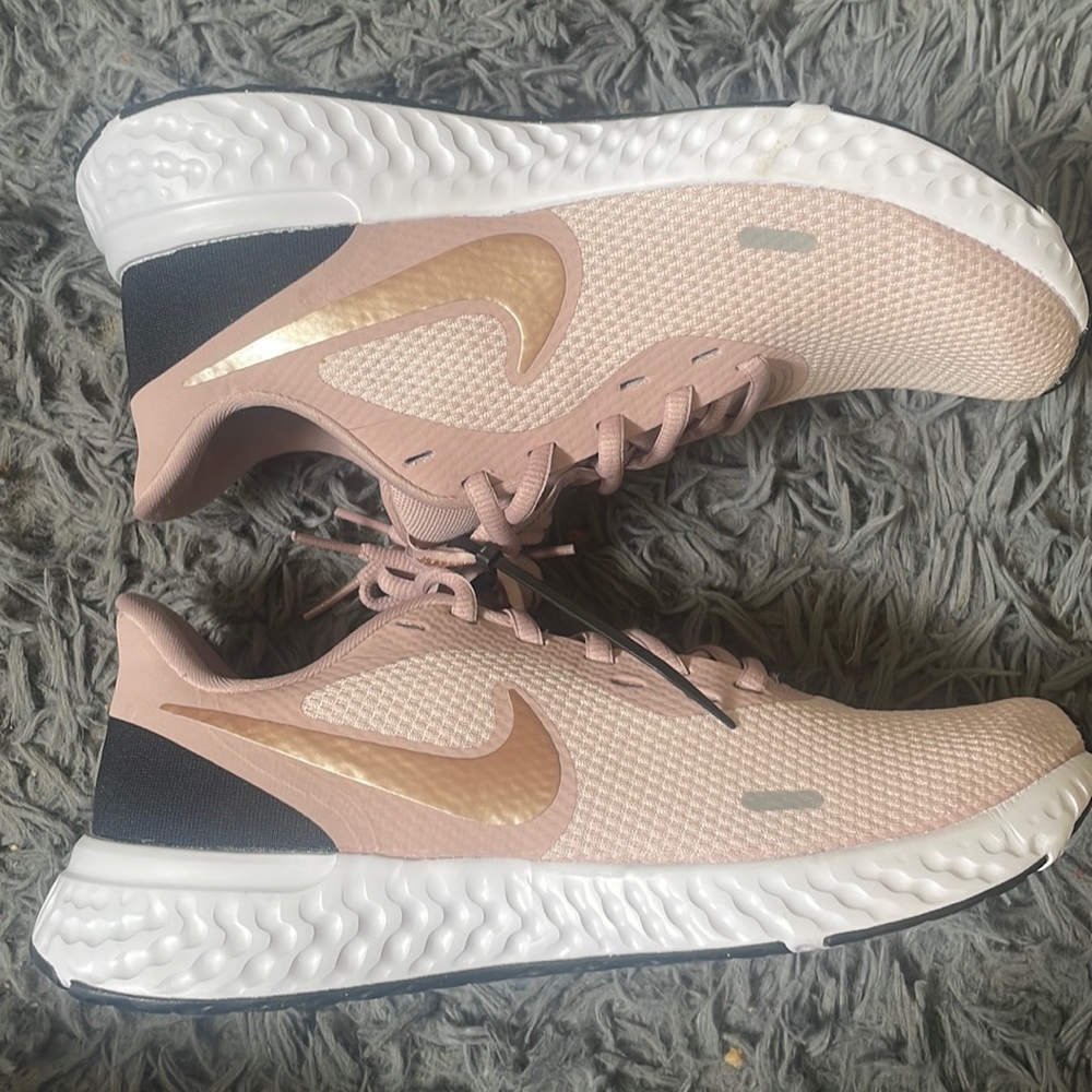 2019 Wmns Revolution 5 'Barely Rose' BRAND NEW SHOE - NO BOX